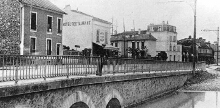 Pont et abreuvoir sur la Bièvre, route d'Orélans, première moitié du XXe siècle (archives communales).