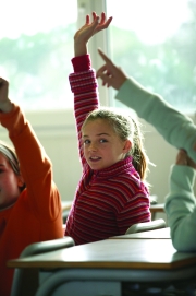 jeune fille en classe levant la main