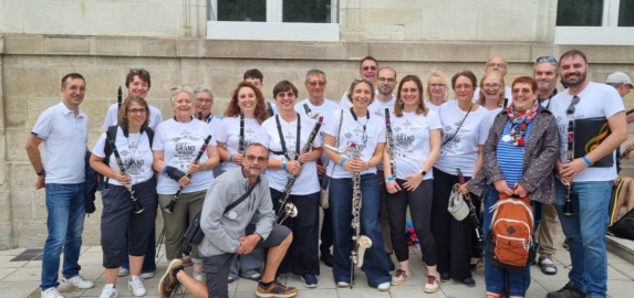 1381 clarinettes r&eacute;unies : Antony dans le plus grand orchestre de clarinettes au monde