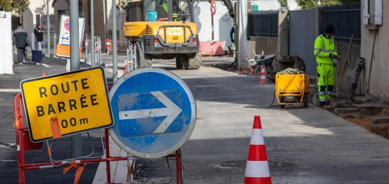 Traitement de surface des dalles en Comblanchien rue de l'&eacute;glise