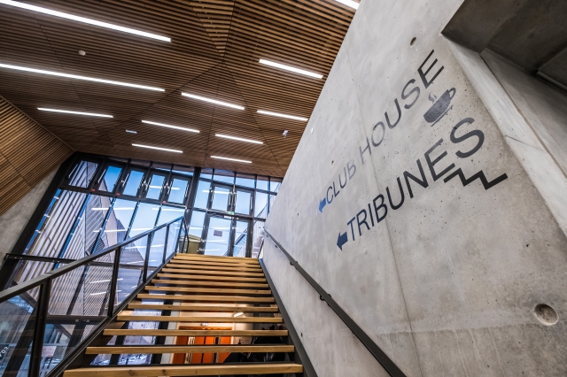 Une tribune de 450 places permet d’assister à des compétitions sportives de haut niveau. Un club-house, des locaux techniques