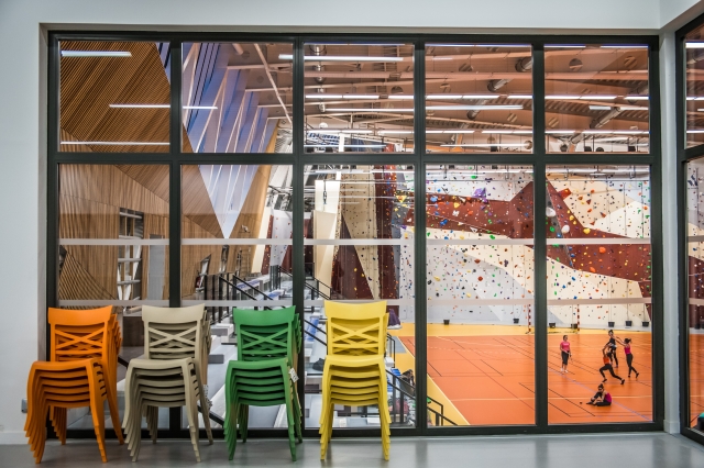 Depuis le club-house, le visiteur découvre le mur d’escalade et la salle dédiée à la gymnastique rythmique, au twirling bâton et aux sports collectifs. Une baie